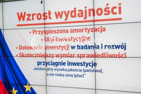  26.09.2015 WARSZAWA<br />KONFERENCJA PRASOWA LESZKA MILLERA I JANUSZA PALIKOTA<br />N/Z NAPIS PROGRAM ZJEDNOCZONEJ LEWICY WZROST WYDAJNOSCI<br /> 