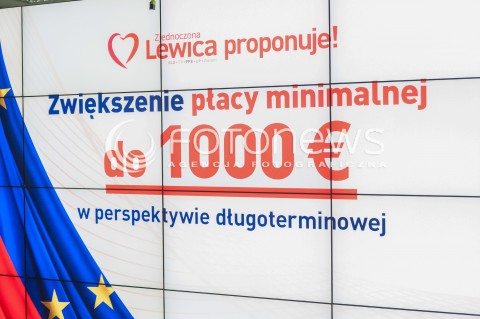  26.09.2015 WARSZAWA<br />KONFERENCJA PRASOWA LESZKA MILLERA I JANUSZA PALIKOTA<br />N/Z NAPIS PROGRAM ZJEDNOCZONEJ LEWICY ZWIEKSZENIE PLACY MINIMALNEJ<br /> 