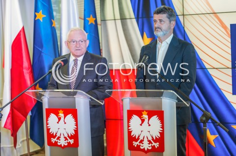  26.09.2015 WARSZAWA<br />KONFERENCJA PRASOWA LESZKA MILLERA I JANUSZA PALIKOTA<br />N/Z JANUSZ PALIKOT LESZEK MILLER<br /> 