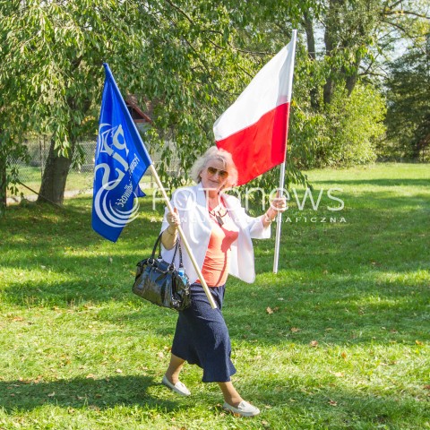  04.10.2015 STRACHOCINA <br />WIZYTA PREZESA PIS JAROSLAWA KACZYNSKIEGO I KANDYDATKI PIS NA URZAD PREMIERA BEATY SZYDLO W SANKTUARIUM SW. ANDRZEJA BOBOLI W STRACHOCINIE NA PODKARPACIU<br />N/Z STARSZA KOBIETA EMERYTKA FLAGI PIS POLSKI LOGO WYBORCA<br /> 
