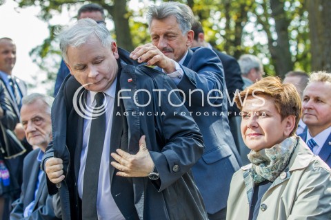  04.10.2015 STRACHOCINA <br />WIZYTA PREZESA PIS JAROSLAWA KACZYNSKIEGO I KANDYDATKI PIS NA URZAD PREMIERA BEATY SZYDLO W SANKTUARIUM SW. ANDRZEJA BOBOLI W STRACHOCINIE NA PODKARPACIU<br />N/Z JAROSLAW KACZYNSKI BEATA SZYDLO PIOTR BABINETZ POMAGA ZALOZYC PLASZCZ<br /> 