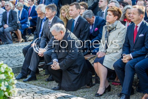  04.10.2015 STRACHOCINA <br />WIZYTA PREZESA PIS JAROSLAWA KACZYNSKIEGO I KANDYDATKI PIS NA URZAD PREMIERA BEATY SZYDLO W SANKTUARIUM SW. ANDRZEJA BOBOLI W STRACHOCINIE NA PODKARPACIU<br />N/Z JAROSLAW KACZYNSKI KLECZY BEATA SZYDLO MARIUSZ BLASZCZAK<br /> 