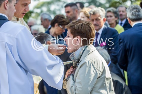  04.10.2015 STRACHOCINA <br />WIZYTA PREZESA PIS JAROSLAWA KACZYNSKIEGO I KANDYDATKI PIS NA URZAD PREMIERA BEATY SZYDLO W SANKTUARIUM SW. ANDRZEJA BOBOLI W STRACHOCINIE NA PODKARPACIU<br />N/Z JAROSLAW KACZYNSKI BEATA SZYDLO<br /> 