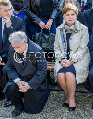  04.10.2015 STRACHOCINA <br />WIZYTA PREZESA PIS JAROSLAWA KACZYNSKIEGO I KANDYDATKI PIS NA URZAD PREMIERA BEATY SZYDLO W SANKTUARIUM SW. ANDRZEJA BOBOLI W STRACHOCINIE NA PODKARPACIU<br />N/Z JAROSLAW KACZYNSKI KLECZY BEATA SZYDLO<br /> 