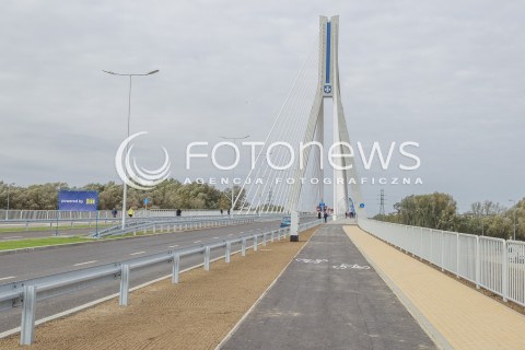  07.10.2015 RZESZOW<br />OTWARCIE MOSTU IM. TADEUSZA MAZOWIECKIEGO W RZESZOWIE<br />MOST POLACZY ULICE CIEPLOWNICZA I LUBELSKA<br />JEST TO DRUGI POD WZGLEDEM WYSOKOSCI MOST W POLSCE (108,5 M)<br />N/Z MOST ZDJECIE ILUSTRACYJNE ILUSTRANT WIDOK VIEW PYLON<br /> 