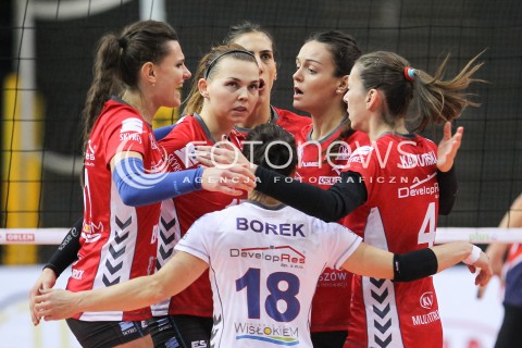  09.10.2015 RZESZOW SIATKOWKA <br />III TURNIEJ O PUCHAR FIRMY DEVELOPRES<br />MECZ DEVELOPRES SKYRES RZESZOW - PALAC BYDGOSZCZ<br />N/Z VESELA BONCHEVA AGATA SKIBA RADOSC<br /> 