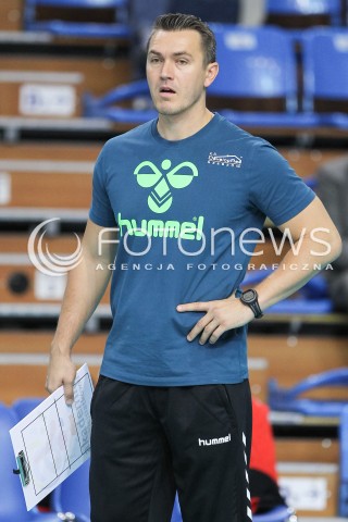  09.10.2015 RZESZOW SIATKOWKA <br />III TURNIEJ O PUCHAR FIRMY DEVELOPRES<br />MECZ DEVELOPRES SKYRES RZESZOW - PALAC BYDGOSZCZ<br />N/Z MARIUSZ WIKTOROWICZ - I TRENER ( HEAD COACH ) SYLWETKA<br /> 