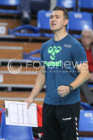  09.10.2015 RZESZOW SIATKOWKA <br />III TURNIEJ O PUCHAR FIRMY DEVELOPRES<br />MECZ DEVELOPRES SKYRES RZESZOW - PALAC BYDGOSZCZ<br />N/Z MARIUSZ WIKTOROWICZ - I TRENER ( HEAD COACH ) SYLWETKA<br /> 