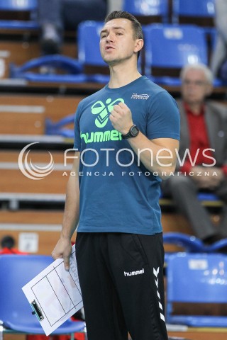  09.10.2015 RZESZOW SIATKOWKA <br />III TURNIEJ O PUCHAR FIRMY DEVELOPRES<br />MECZ DEVELOPRES SKYRES RZESZOW - PALAC BYDGOSZCZ<br />N/Z MARIUSZ WIKTOROWICZ - I TRENER ( HEAD COACH ) SYLWETKA<br /> 