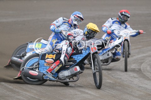  11.10.2015 RZESZOW <br />
ZUZEL PGE SPEEDWAY EKSTRALIGA SEASON 2015 <br />
MECZ PGE STAL RZESZOW - MDM KOMPUTERY ZKS OSTROVIA<br />
N/Z BIEG NR 1: MATEUSZ SZCZEPANIAK (ZOLTY), GREG HANCOCK (CZERWONY), KAROL BARAN (NIEBIESKI)<br />
 