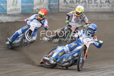  11.10.2015 RZESZOW <br />
ZUZEL PGE SPEEDWAY EKSTRALIGA SEASON 2015 <br />
MECZ PGE STAL RZESZOW - MDM KOMPUTERY ZKS OSTROVIA<br />
N/Z BIEG NR 2: ARTUR CZAJA (NIEBIESKI), KRYSTIAN REMPALA (CZERWONY), NORBERT KRAKOWIAK (BIALY)<br />
 