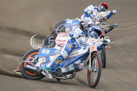  11.10.2015 RZESZOW <br />
ZUZEL PGE SPEEDWAY EKSTRALIGA SEASON 2015 <br />
MECZ PGE STAL RZESZOW - MDM KOMPUTERY ZKS OSTROVIA<br />
N/Z BIEG NR 4: NICKLAS PORSING (ZOLTY), ARTUR CZAJA (NIEBIESKI), PETER KILDEMAND (CZERWONY)<br />
 
