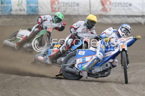  11.10.2015 RZESZOW <br />
ZUZEL PGE SPEEDWAY EKSTRALIGA SEASON 2015 <br />
MECZ PGE STAL RZESZOW - MDM KOMPUTERY ZKS OSTROVIA<br />
N/Z BIEG NR 5: KENNI LARSEN (NIEBIESKI), MATEUSZ SZCZEPANIAK (ZOLTY), RAFAL MALCZEWSKI (BIALY)<br />
 
