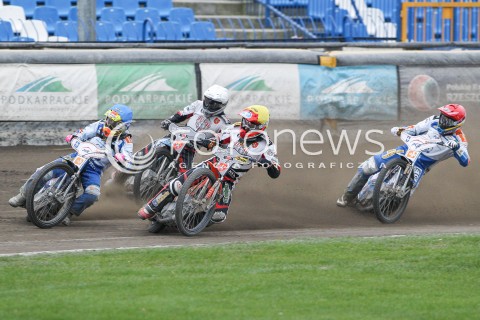  11.10.2015 RZESZOW <br />
ZUZEL PGE SPEEDWAY EKSTRALIGA SEASON 2015 <br />
MECZ PGE STAL RZESZOW - MDM KOMPUTERY ZKS OSTROVIA<br />
N/Z BIEG NR 6: MIKKEL MICHELSEN (ZOLTY), PETER KILDEMAND (CZERWONY), MATEUSZ SZCZEPANIAK (BIALY), KRYSTIAN REMPALA (NIEBIESKI)<br />
 