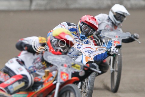  11.10.2015 RZESZOW <br />
ZUZEL PGE SPEEDWAY EKSTRALIGA SEASON 2015 <br />
MECZ PGE STAL RZESZOW - MDM KOMPUTERY ZKS OSTROVIA<br />
N/Z BIEG NR 6: MIKKEL MICHELSEN (ZOLTY), PETER KILDEMAND (CZERWONY), MATEUSZ SZCZEPANIAK (BIALY)<br />
 