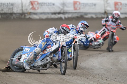  11.10.2015 RZESZOW <br />
ZUZEL PGE SPEEDWAY EKSTRALIGA SEASON 2015 <br />
MECZ PGE STAL RZESZOW - MDM KOMPUTERY ZKS OSTROVIA<br />
N/Z BIEG NR 7: GREG HANCOCK (CZERWONY), KAROL BARAN (NIEBIESKI), ADRIAN WOZNIAK (BIALY)<br />
 
