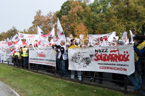  14.10.2015 WARSZAWA<br />STRAJK NAUCZYCIELI PRZED KANCELARIA PREMIERA W WARSZAWIE<br />N/Z STRAJKUJACY<br /> 