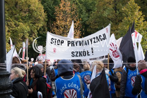  14.10.2015 WARSZAWA<br />STRAJK NAUCZYCIELI PRZED KANCELARIA PREMIERA W WARSZAWIE<br />N/Z STRAJKUJACY<br /> 