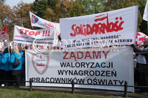  14.10.2015 WARSZAWA<br />STRAJK NAUCZYCIELI PRZED KANCELARIA PREMIERA W WARSZAWIE<br />N/Z STRAJKUJACY<br /> 