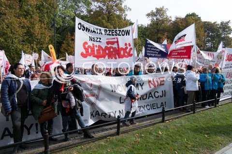  14.10.2015 WARSZAWA<br />STRAJK NAUCZYCIELI PRZED KANCELARIA PREMIERA W WARSZAWIE<br />N/Z STRAJKUJACY<br /> 