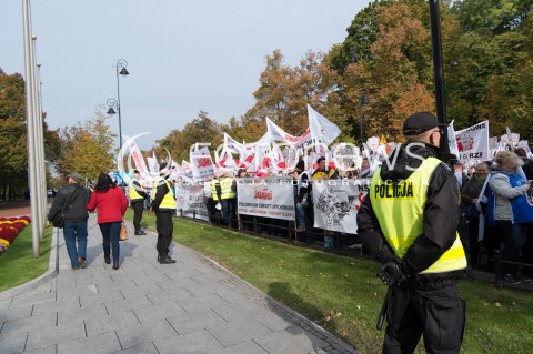  14.10.2015 WARSZAWA<br />STRAJK NAUCZYCIELI PRZED KANCELARIA PREMIERA W WARSZAWIE<br />N/Z STRAJKUJACY<br /> 