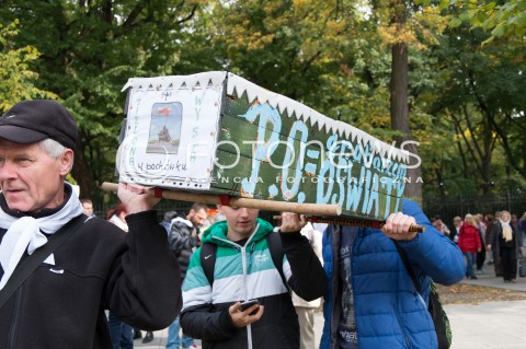  14.10.2015 WARSZAWA<br />STRAJK NAUCZYCIELI PRZED KANCELARIA PREMIERA W WARSZAWIE<br />N/Z STRAJKUJACY<br /> 