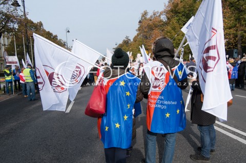  14.10.2015 WARSZAWA<br />STRAJK NAUCZYCIELI PRZED KANCELARIA PREMIERA W WARSZAWIE<br />N/Z STRAJKUJACY<br /> 