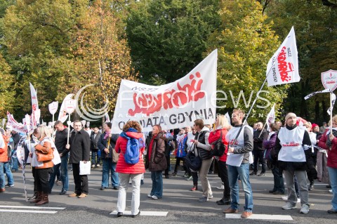  14.10.2015 WARSZAWA<br />STRAJK NAUCZYCIELI PRZED KANCELARIA PREMIERA W WARSZAWIE<br />N/Z STRAJKUJACY<br /> 