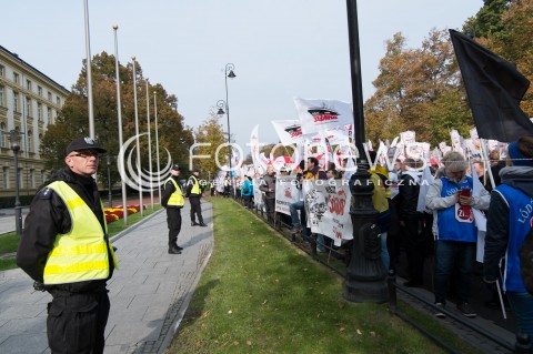 14.10.2015 WARSZAWA<br />STRAJK NAUCZYCIELI PRZED KANCELARIA PREMIERA W WARSZAWIE<br />N/Z STRAJKUJACY<br /> 