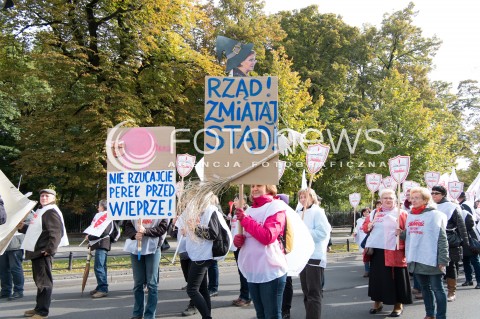  14.10.2015 WARSZAWA<br />STRAJK NAUCZYCIELI PRZED KANCELARIA PREMIERA W WARSZAWIE<br />N/Z STRAJKUJACY<br /> 