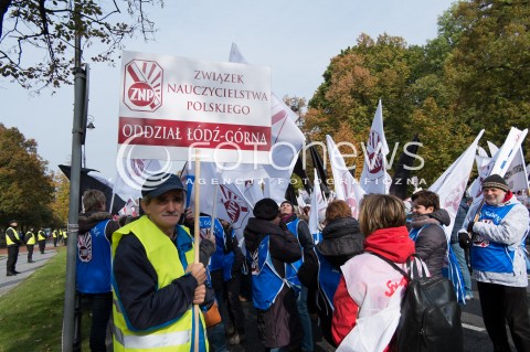  14.10.2015 WARSZAWA<br />STRAJK NAUCZYCIELI PRZED KANCELARIA PREMIERA W WARSZAWIE<br />N/Z STRAJKUJACY<br /> 