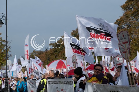  14.10.2015 WARSZAWA<br />STRAJK NAUCZYCIELI PRZED KANCELARIA PREMIERA W WARSZAWIE<br />N/Z STRAJKUJACY<br /> 