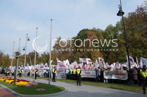  14.10.2015 WARSZAWA<br />STRAJK NAUCZYCIELI PRZED KANCELARIA PREMIERA W WARSZAWIE<br />N/Z STRAJKUJACY<br /> 
