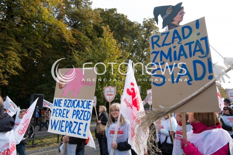  14.10.2015 WARSZAWA<br />STRAJK NAUCZYCIELI PRZED KANCELARIA PREMIERA W WARSZAWIE<br />N/Z STRAJKUJACY<br /> 