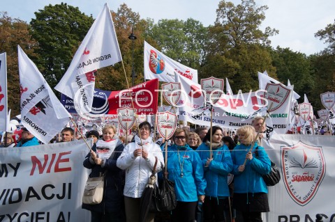  14.10.2015 WARSZAWA<br />STRAJK NAUCZYCIELI PRZED KANCELARIA PREMIERA W WARSZAWIE<br />N/Z STRAJKUJACY<br /> 