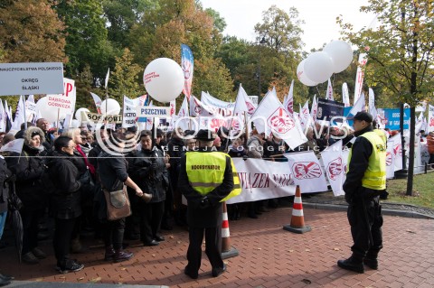  14.10.2015 WARSZAWA<br />STRAJK NAUCZYCIELI PRZED KANCELARIA PREMIERA W WARSZAWIE<br />N/Z STRAJKUJACY<br /> 