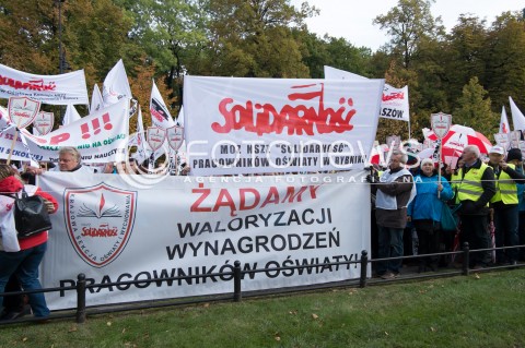  14.10.2015 WARSZAWA<br />STRAJK NAUCZYCIELI PRZED KANCELARIA PREMIERA W WARSZAWIE<br />N/Z STRAJKUJACY<br /> 