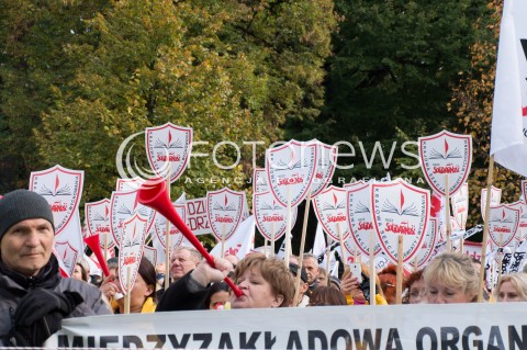  14.10.2015 WARSZAWA<br />STRAJK NAUCZYCIELI PRZED KANCELARIA PREMIERA W WARSZAWIE<br />N/Z STRAJKUJACY<br /> 
