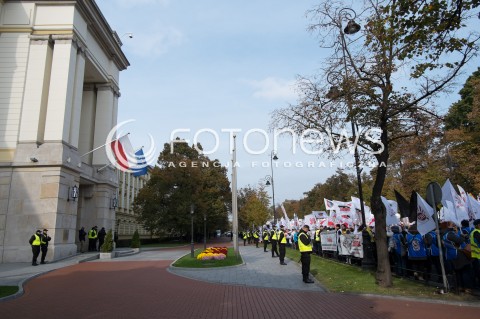  14.10.2015 WARSZAWA<br />STRAJK NAUCZYCIELI PRZED KANCELARIA PREMIERA W WARSZAWIE<br />N/Z STRAJKUJACY<br /> 