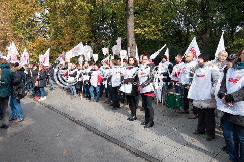  14.10.2015 WARSZAWA<br />STRAJK NAUCZYCIELI PRZED KANCELARIA PREMIERA W WARSZAWIE<br />N/Z STRAJKUJACY<br /> 