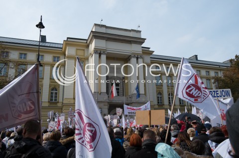  14.10.2015 WARSZAWA<br />STRAJK NAUCZYCIELI PRZED KANCELARIA PREMIERA W WARSZAWIE<br />N/Z STRAJKUJACY<br /> 