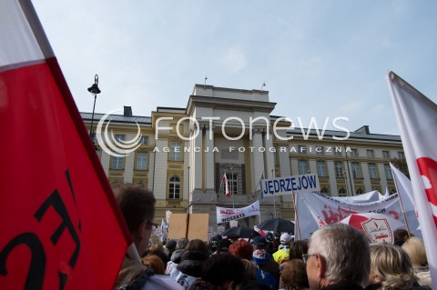  14.10.2015 WARSZAWA<br />STRAJK NAUCZYCIELI PRZED KANCELARIA PREMIERA W WARSZAWIE<br />N/Z STRAJKUJACY<br /> 