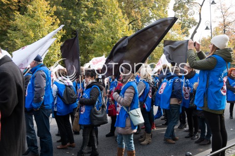  14.10.2015 WARSZAWA<br />STRAJK NAUCZYCIELI PRZED KANCELARIA PREMIERA W WARSZAWIE<br />N/Z STRAJKUJACY<br /> 