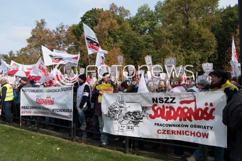  14.10.2015 WARSZAWA<br />STRAJK NAUCZYCIELI PRZED KANCELARIA PREMIERA W WARSZAWIE<br />N/Z STRAJKUJACY<br /> 