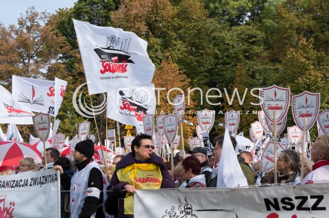  14.10.2015 WARSZAWA<br />STRAJK NAUCZYCIELI PRZED KANCELARIA PREMIERA W WARSZAWIE<br />N/Z STRAJKUJACY<br /> 