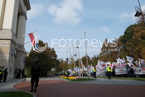  14.10.2015 WARSZAWA<br />STRAJK NAUCZYCIELI PRZED KANCELARIA PREMIERA W WARSZAWIE<br />N/Z STRAJKUJACY<br /> 