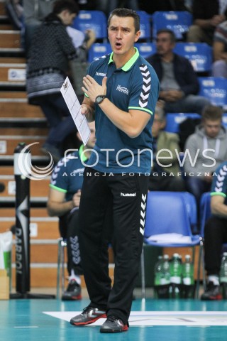  17.10.2015 RZESZOW <br />SIATKOWKA ORLEN LIGA 2015/2016 WOMEN VOLLEYBALL POLAND POLISH ORLENLIGA LEAGUE SEASON 2015/2016 <br />MECZ DEVELOPRES SKYRES RZESZOW - PGE ATOM TREFL SOPOT <br />N/Z MARIUSZ WIKTOROWICZ - I TRENER ( HEAD COACH ) SYLWETKA <br /> 