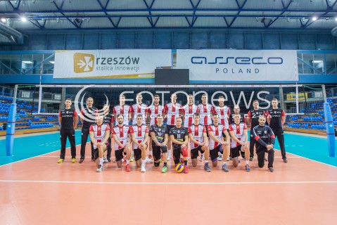  22.10.2015 RZESZOW <br />SESJA ZDJECIOWA SIATKARZY ASSECO RESOVIA<br />SEZON 2015/2016<br />N/Z STOJA OD LEWEJ: MICHAL MIESZKO GOGOL , ANDRZEJ KOWAL , JACEK RUSIN , JOCHEN SCHOPS , PIOTR NOWAKOWSKI , DAWID DRYJA , BARTOSZ KUREK , LUKASZ PERLOWSKI , DMYTRO PASHYTSKYY , THOMAS JAESCHKE , SERGIUSZ RUSZEL , MARCIN OGONOWSKI , MATEUSZ PRZYSTAS<br />KLECZA OD LEWEJ: FABIAN DRZYZGA , JULIEN LYNEEL , NIKOLAY PENCHEV , KRZYSZTOF IGNACZAK , DAMIAN WOJTASZEK , ALEKSANDER SLIWKA , OLIEG ACHREM , LUKAS TICHACEK , LUKASZ FILIPECKI<br /> 