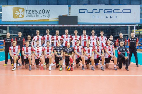  22.10.2015 RZESZOW <br />SESJA ZDJECIOWA SIATKARZY ASSECO RESOVIA<br />SEZON 2015/2016<br />N/Z STOJA OD LEWEJ: MICHAL MIESZKO GOGOL , ANDRZEJ KOWAL , JACEK RUSIN , JOCHEN SCHOPS , PIOTR NOWAKOWSKI , DAWID DRYJA , BARTOSZ KUREK , LUKASZ PERLOWSKI , DMYTRO PASHYTSKYY , MATEUSZ KOWALSKI , THOMAS JAESCHKE , SERGIUSZ RUSZEL , MARCIN OGONOWSKI , MATEUSZ PRZYSTAS<br />KLECZA OD LEWEJ: FABIAN DRZYZGA , MICHAL MARSZALEK , JULIEN LYNEEL , NIKOLAY PENCHEV , KRZYSZTOF IGNACZAK , DAMIAN WOJTASZEK , ALEKSANDER SLIWKA , MARCIN KARAKULA , OLIEG ACHREM , LUKAS TICHACEK , LUKASZ FILIPECKI<br /> 