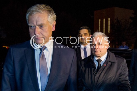  23.10.2015 RZESZOW <br />WIZYTA PREZESA PIS JAROSLAWA KACZYNSKIEGO W WOJEWODZTWIE PODKARPACKIM<br />SPOTKANIE Z MIESZKANCAMI RZESZOWA<br />WIZYTA NA PODKARPACIU JEST OSTATNIM PUNKTEM KAMPANII<br />N/Z JAROSLAW KACZYNSKI ALEKSANDER BOBKO<br /> 